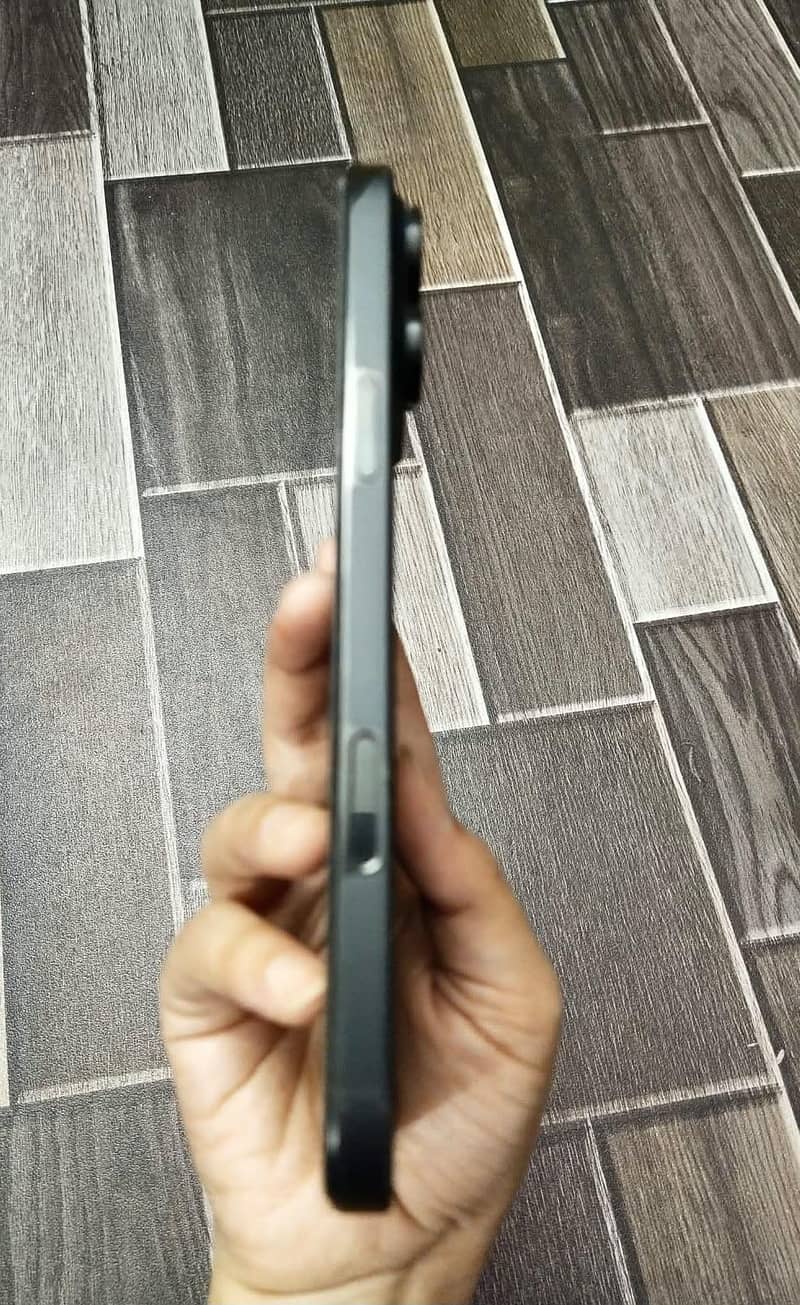 Apple iPhone 16 Pro Max 4
