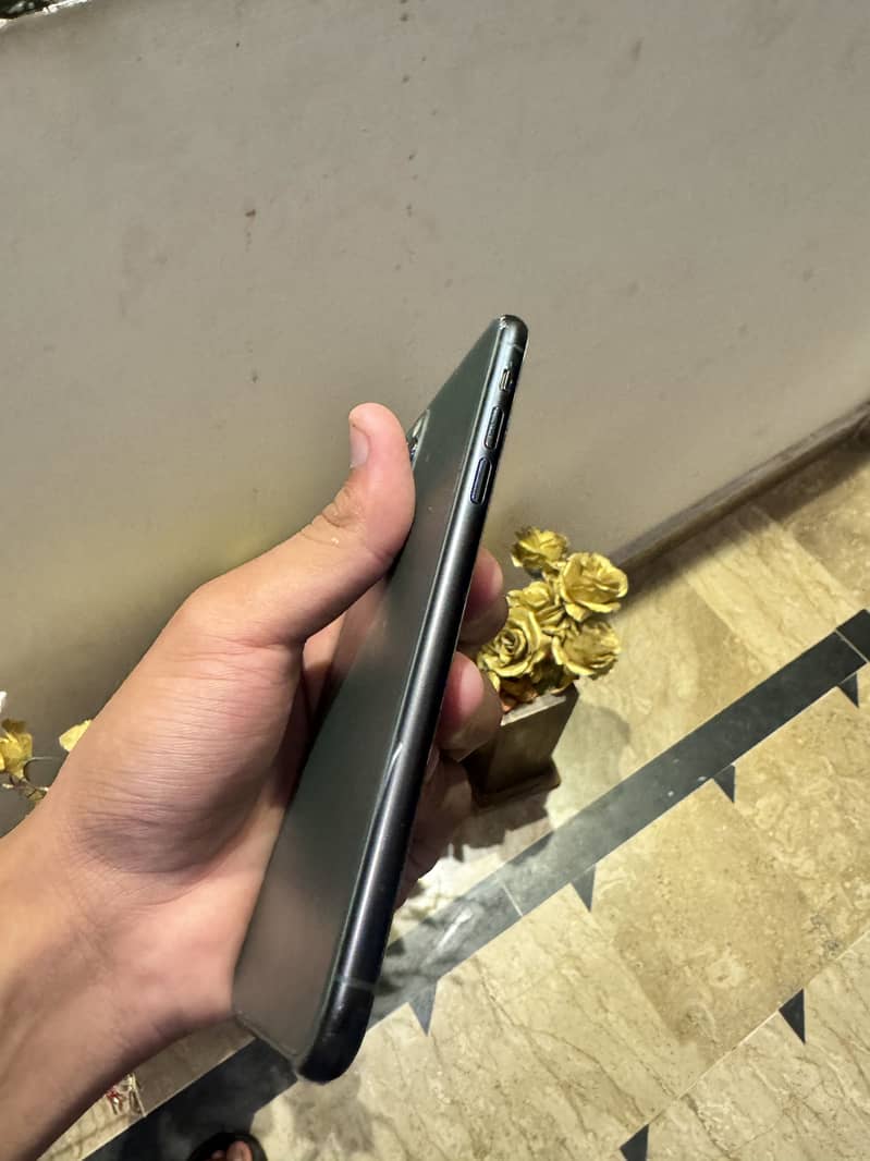 Apple iPhone 11 Pro Max 6