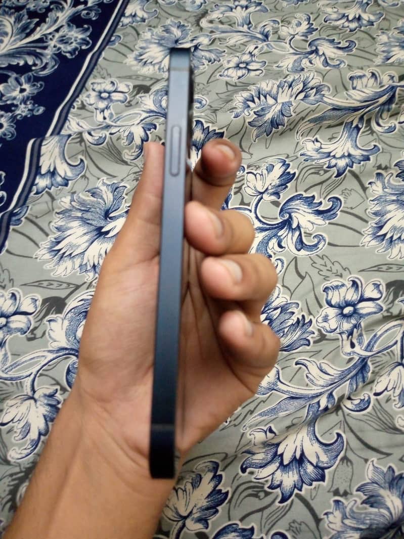 Apple iPhone 12 4