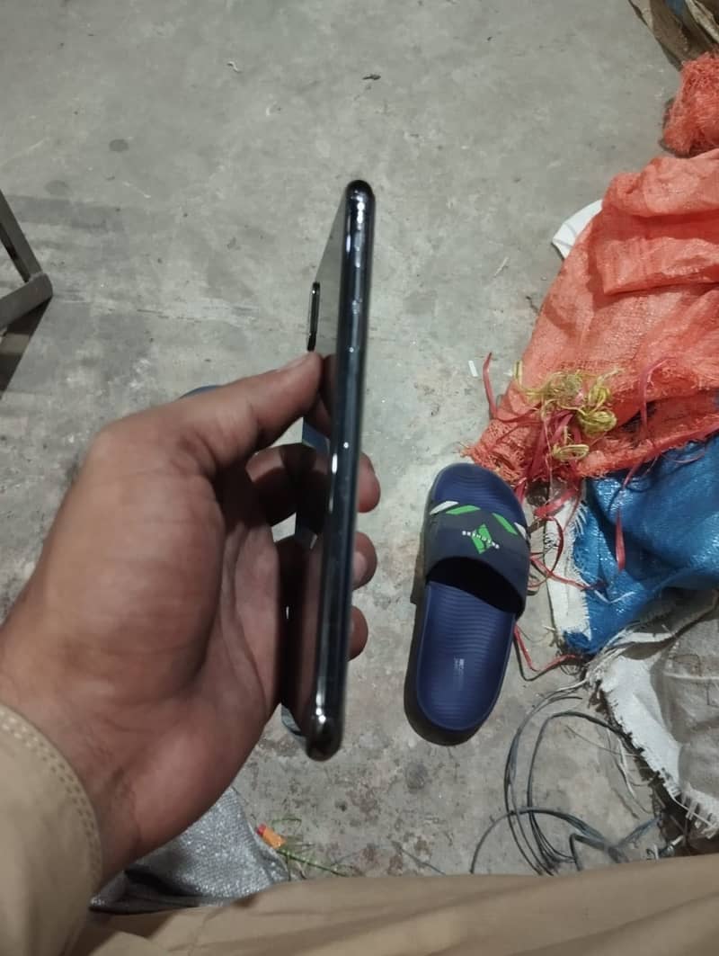 Apple iPhone XS Max 3