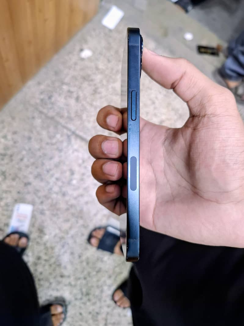 Apple iPhone 13 5
