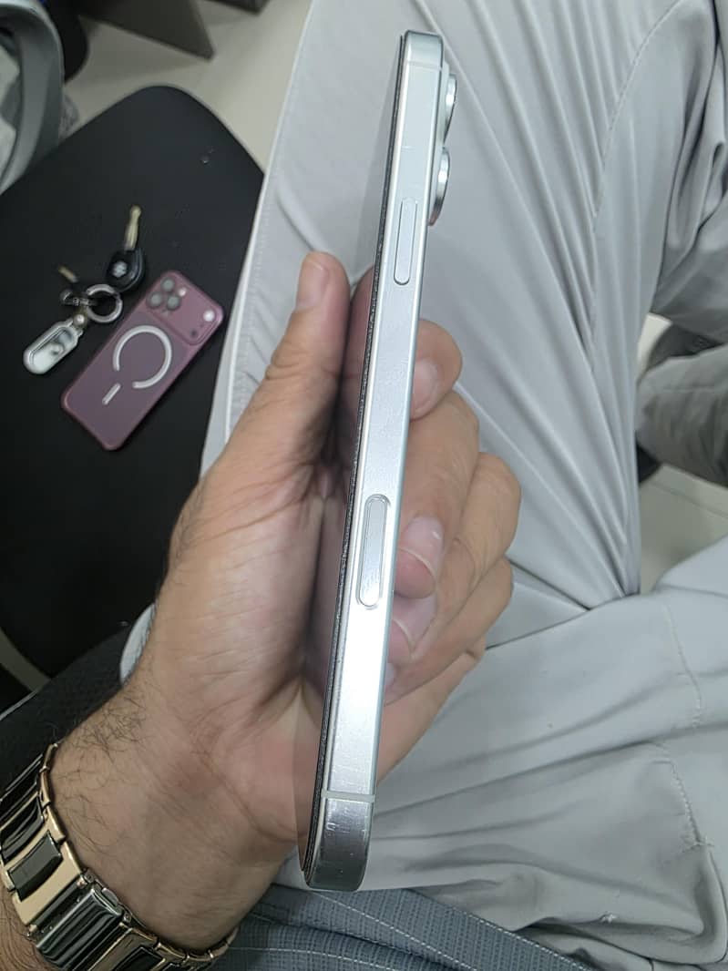 Apple iPhone 16 Pro Max 3