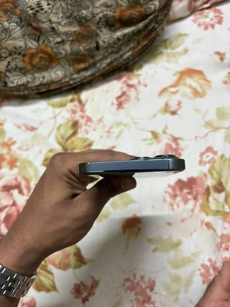 Apple iPhone 13 Pro Max 4