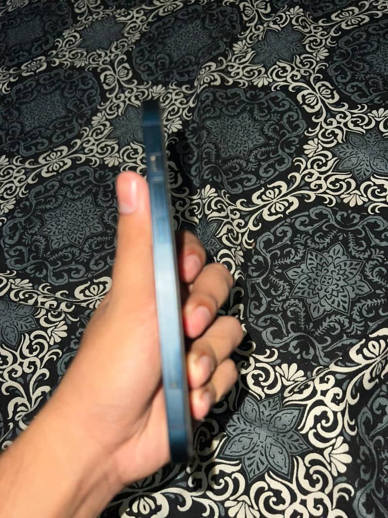Apple iPhone 13 4
