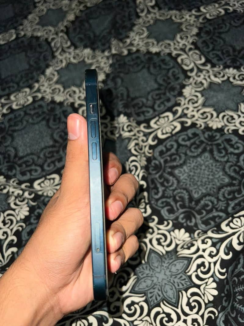 Apple iPhone 13 5