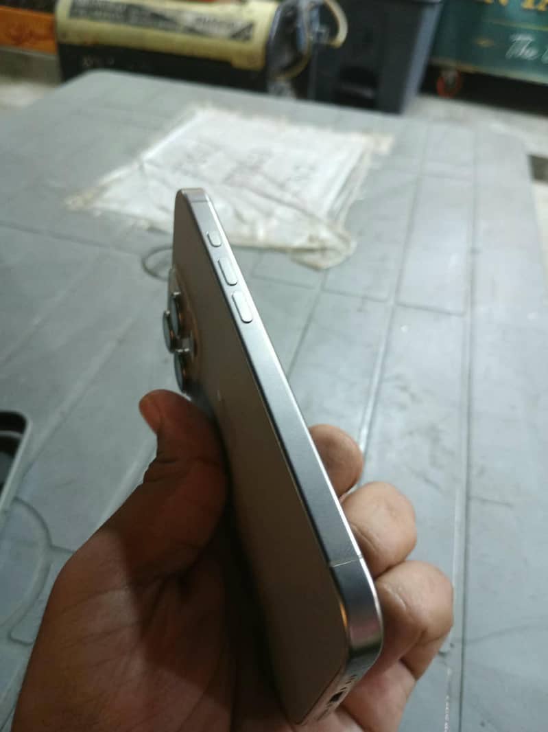 Apple iPhone 16 Pro 3