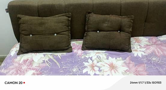 sofa com bad just 4 to 5 months slightly use hai no damage no crack