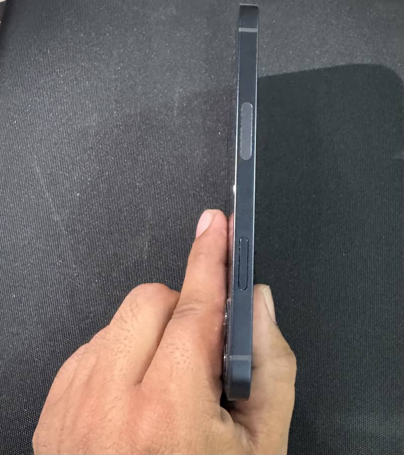 Apple iPhone 12 4