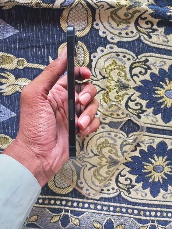 Apple iPhone 12 4