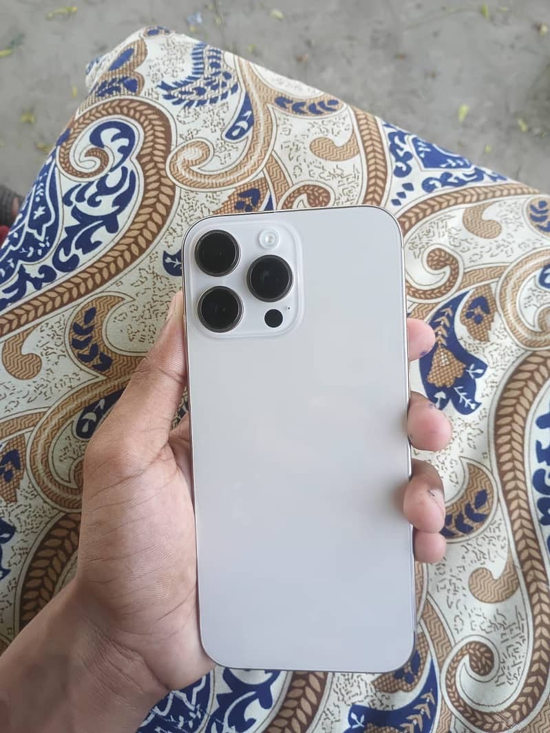 Apple iPhone 16 Pro Max 2
