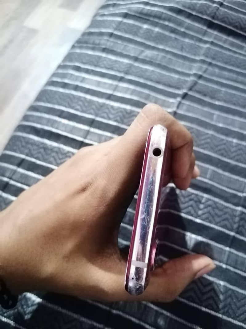 Sharp Aquos R2 4