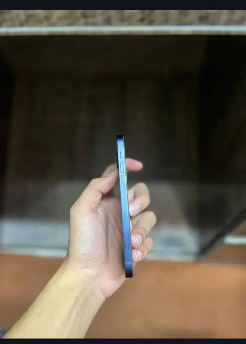 Apple iPhone 12 4