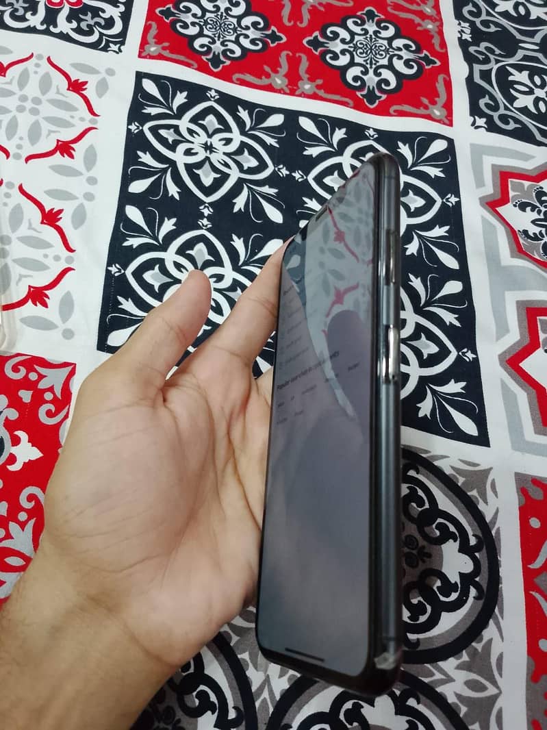Apple iPhone XS Max 3