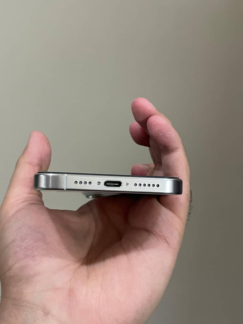 Apple iPhone 15 Pro Max 4