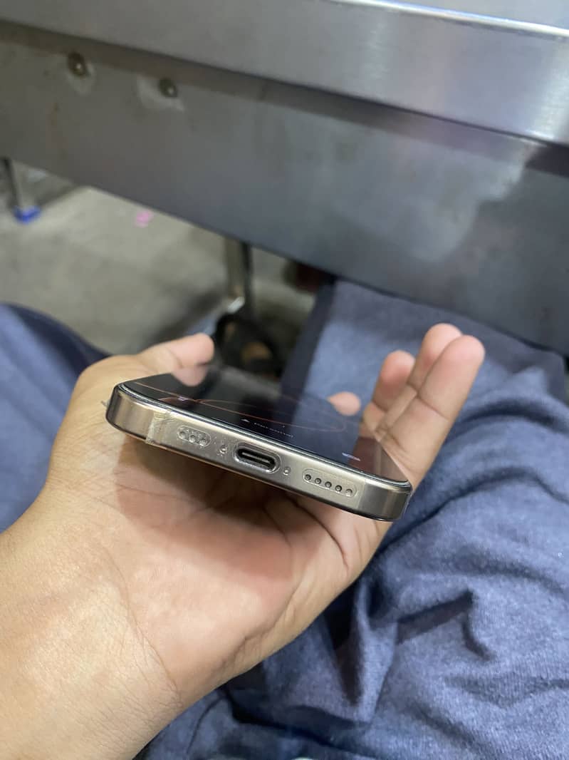 Apple iPhone 16 Pro 1