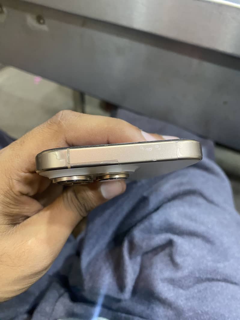 Apple iPhone 16 Pro 2