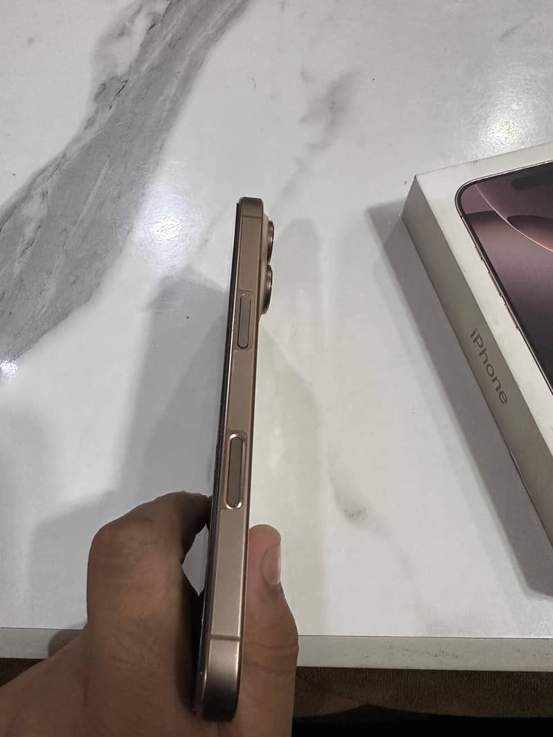 Apple iPhone 16 Pro 3