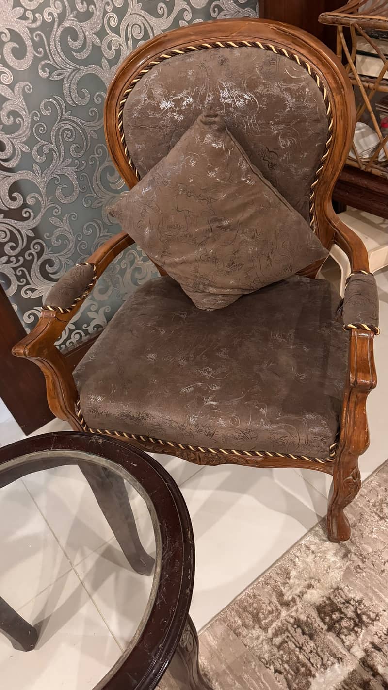 Sofa chairs with a round table 1