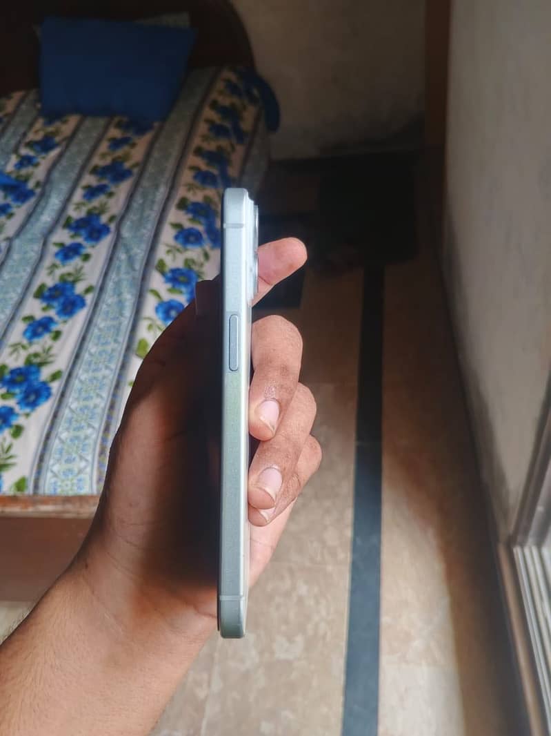 Apple iPhone 15 4