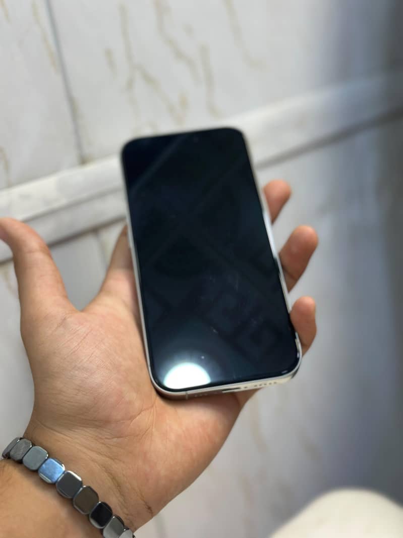 Apple iPhone 16 Pro 1