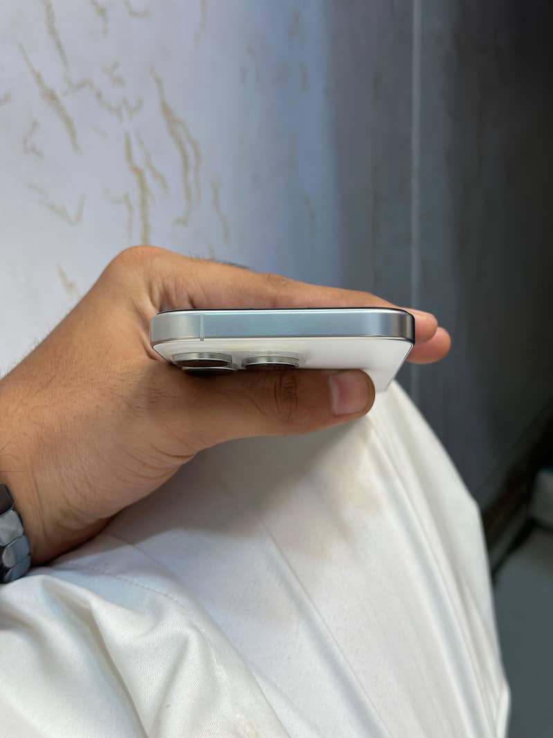 Apple iPhone 16 Pro 2