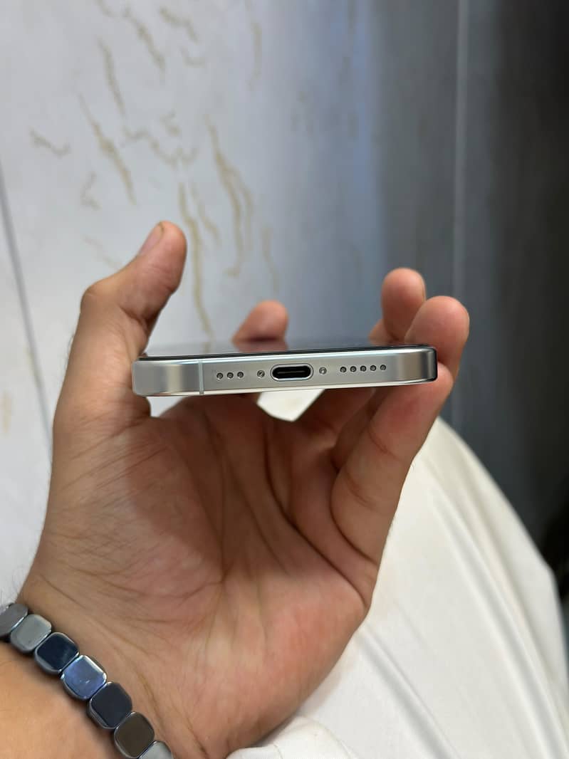 Apple iPhone 16 Pro 3
