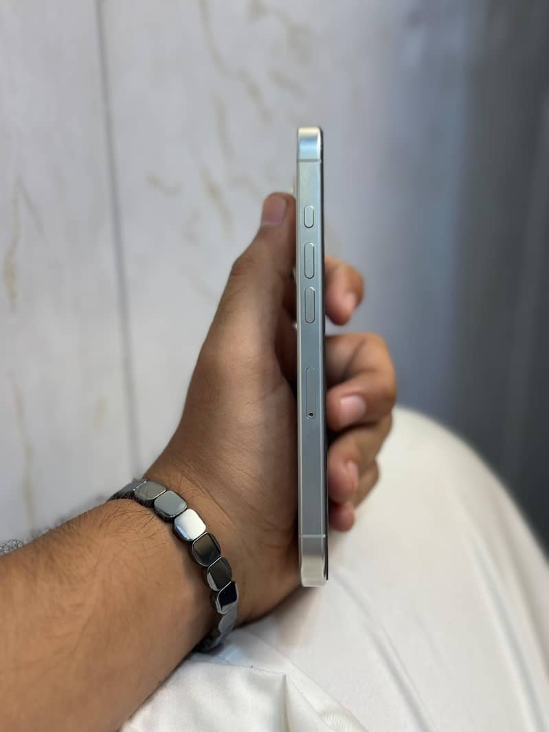 Apple iPhone 16 Pro 4