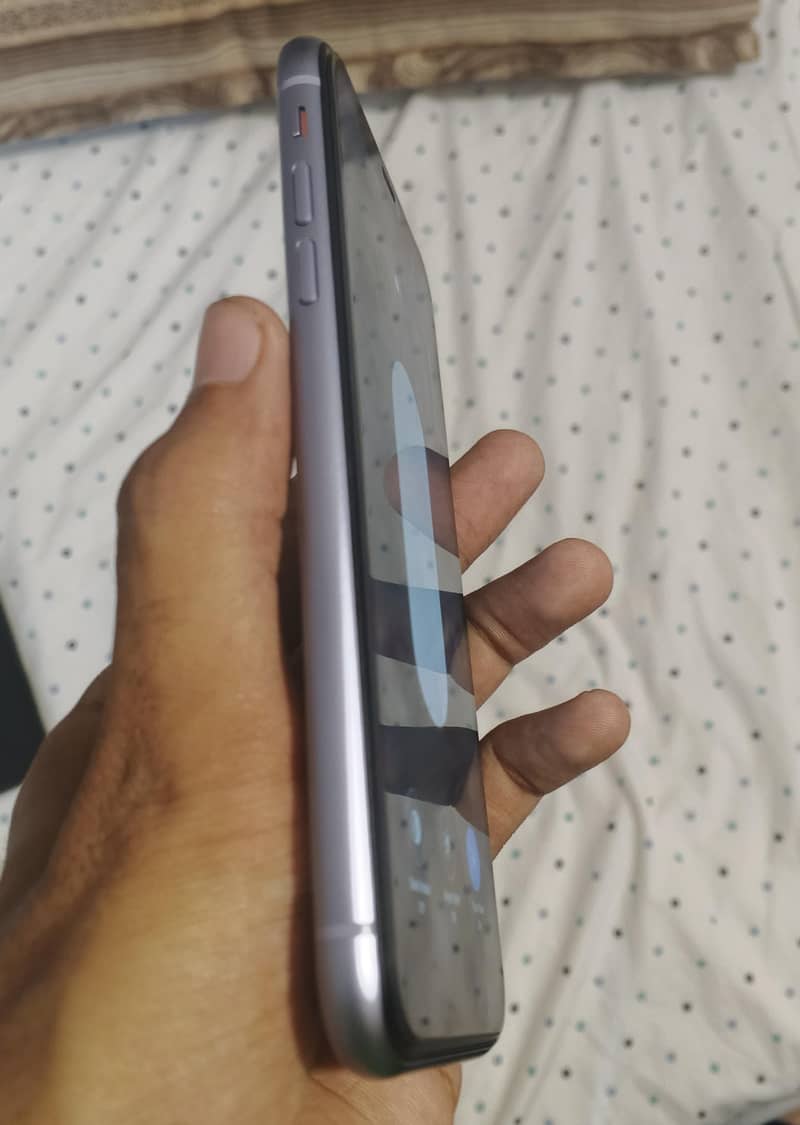 Apple iPhone 11 4