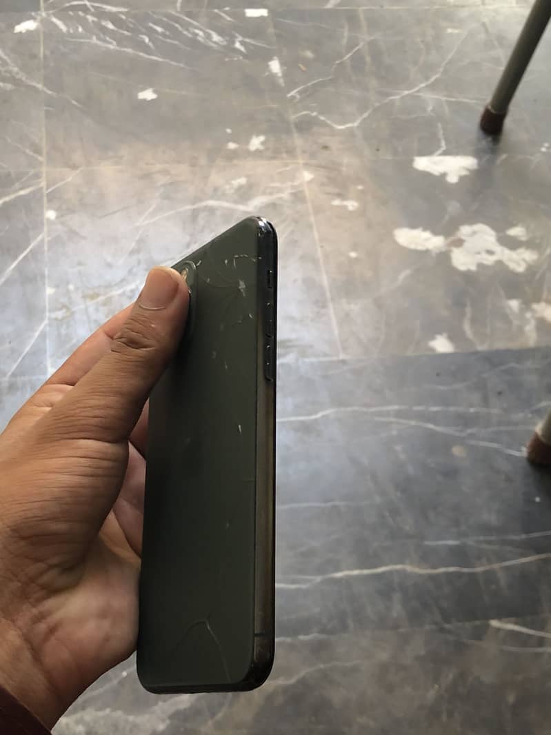 Apple iPhone 11 Pro 4