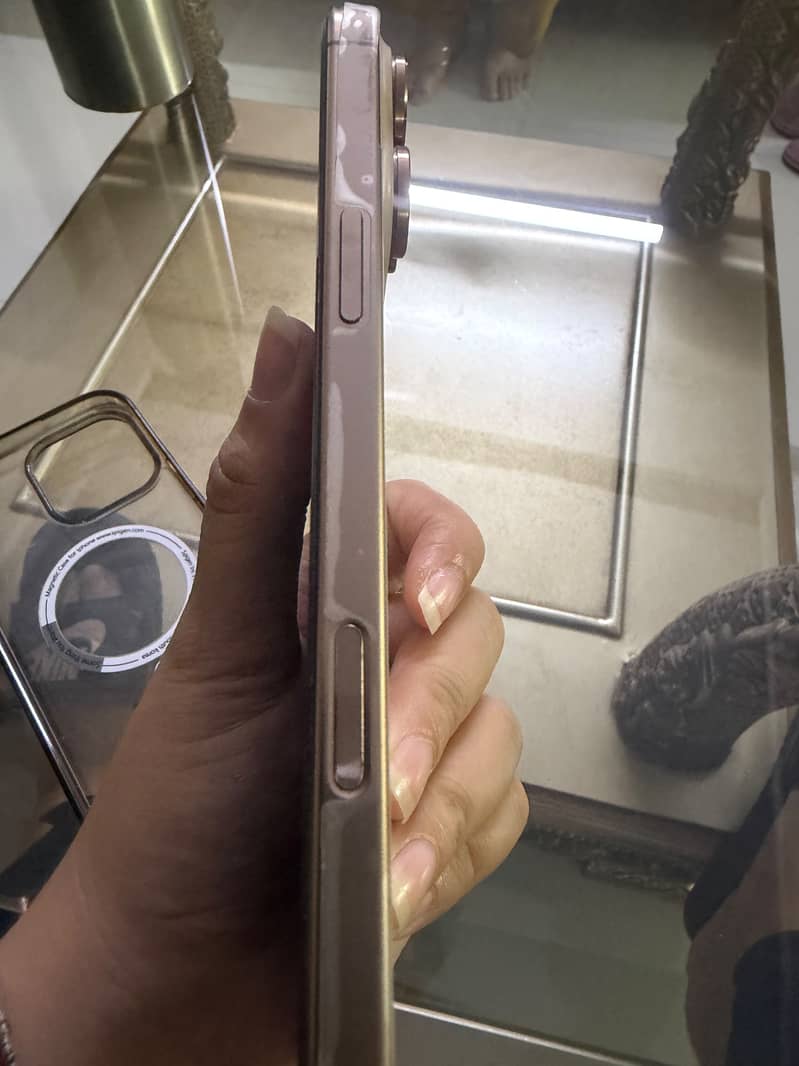 Apple iPhone 16 Pro Max 4