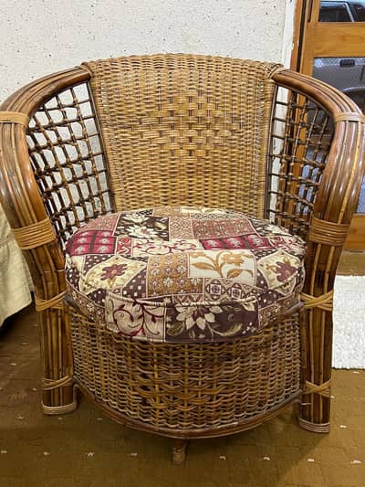 4 cane chairs and 1 round table
