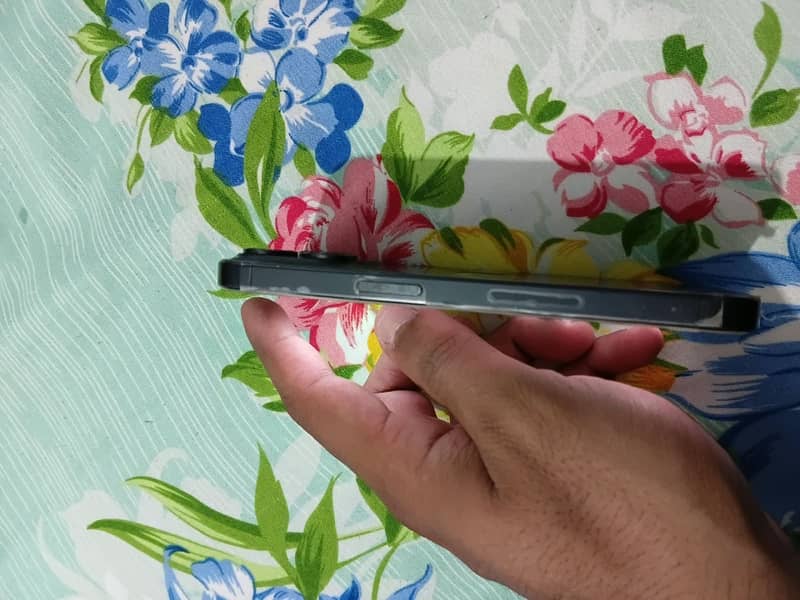 Apple iPhone 15 Pro 4