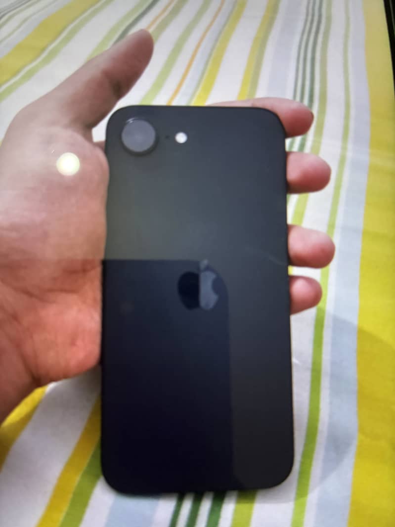 Apple iPhone 16e 0