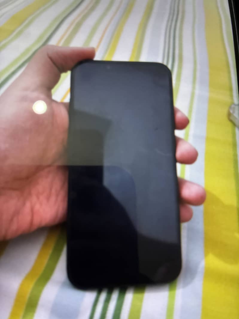 Apple iPhone 16e 1