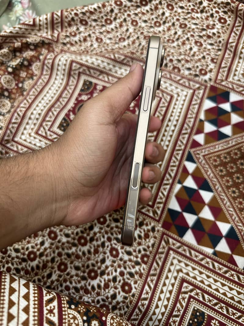 Iphone 16 Pro max 3