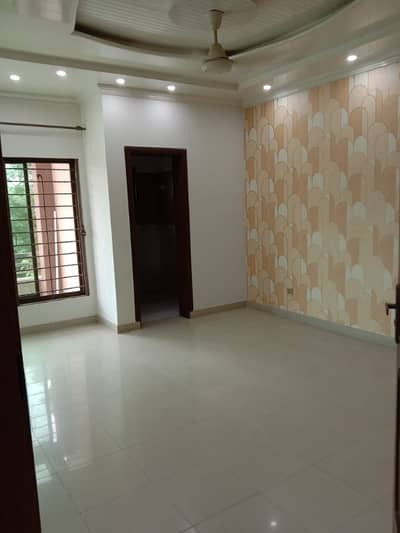8 MARLA EXCELLENT NEW GOOD CONDITION IDEAL EXCELLENT LOCATION FULL HOUSE FOR RENT