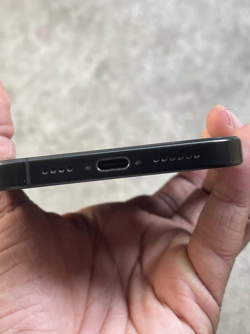 Apple iPhone 16 Pro Max 1