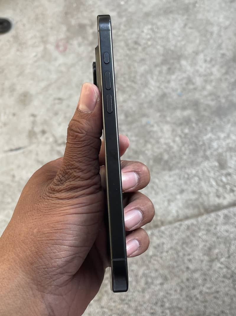 Apple iPhone 16 Pro Max 3