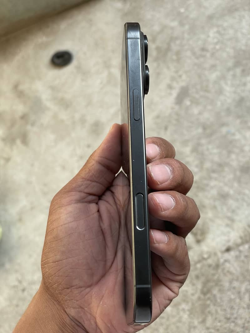 Apple iPhone 16 Pro Max 4