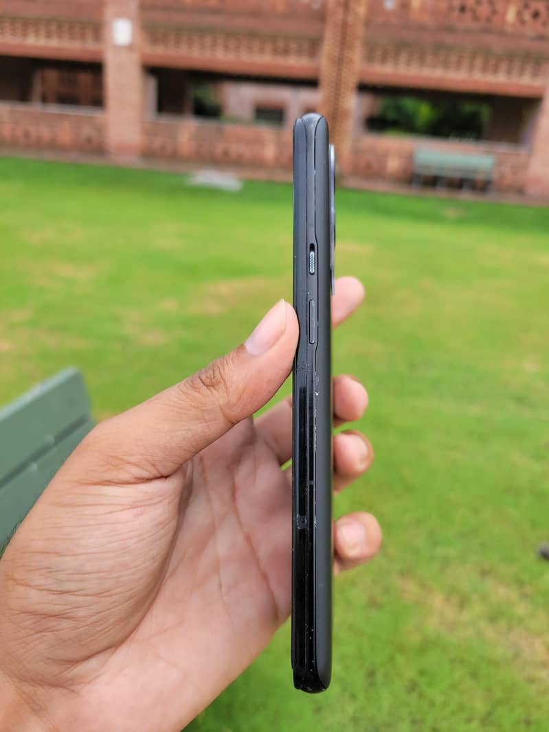 One Plus 9 Pro (8/128) 3