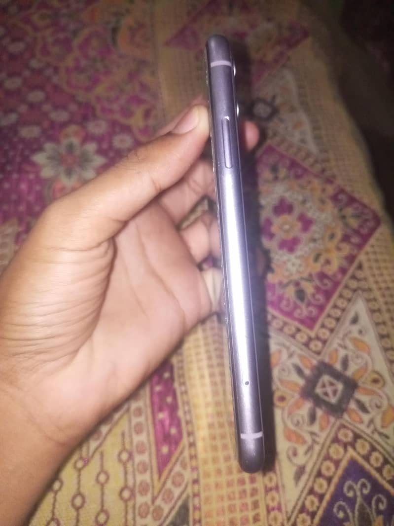 Apple iPhone 11 4