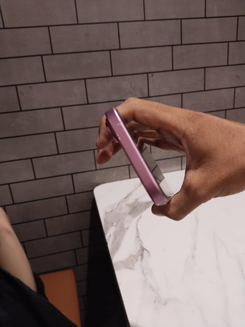 Apple iPhone 16 7
