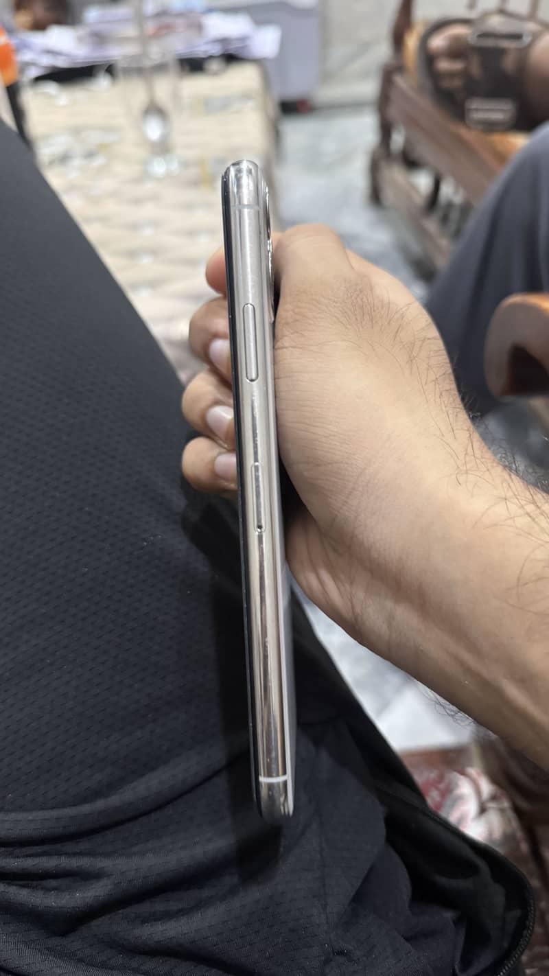 Apple iPhone 11 Pro Max 4