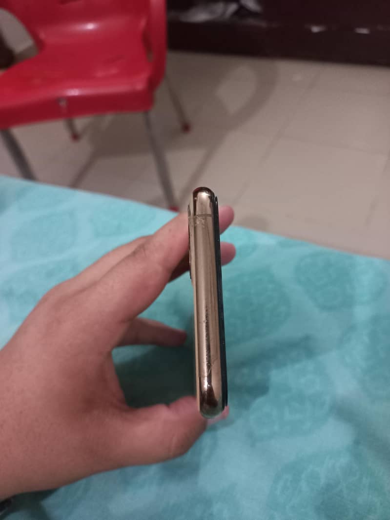 Apple iPhone 11 Pro Max 4