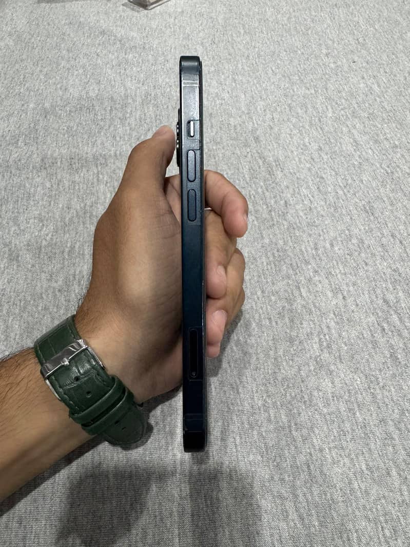 Apple iPhone 13 2