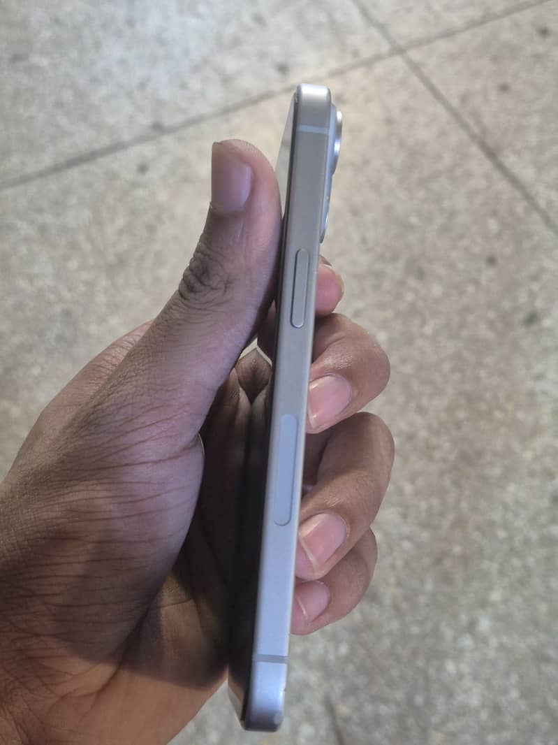 Apple iPhone 15 4