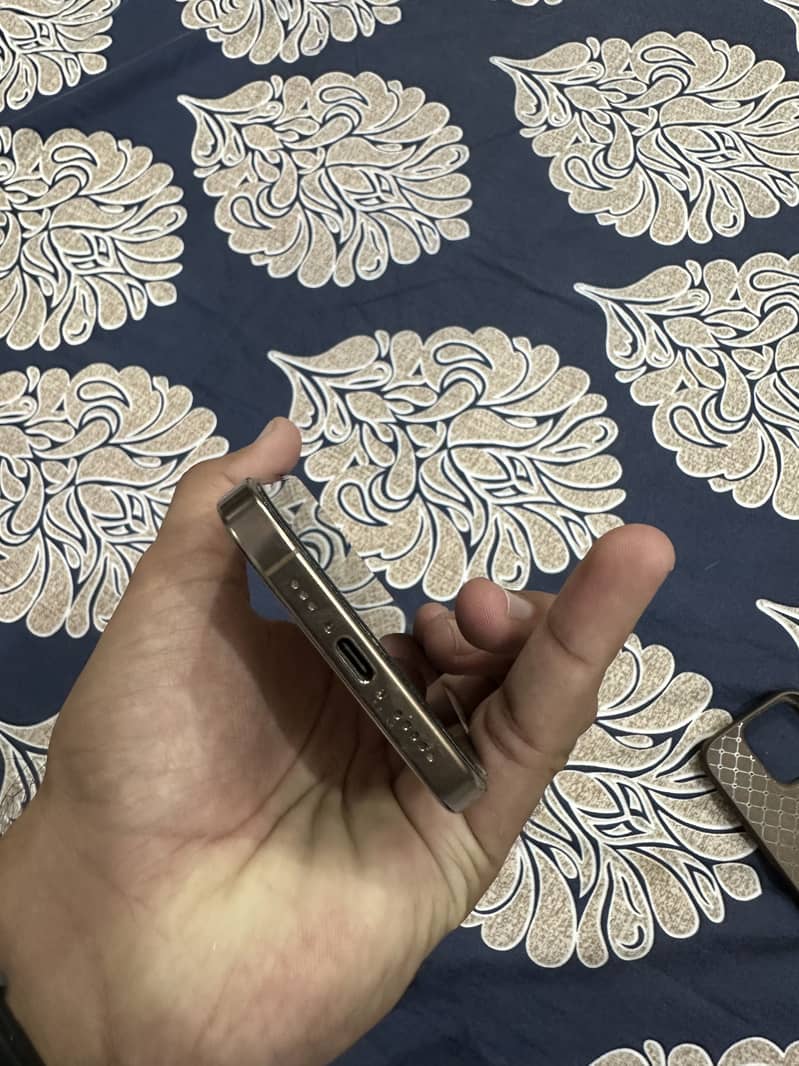 Apple iPhone 16 Pro 1