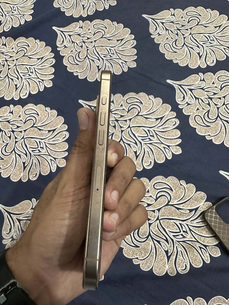 Apple iPhone 16 Pro 3
