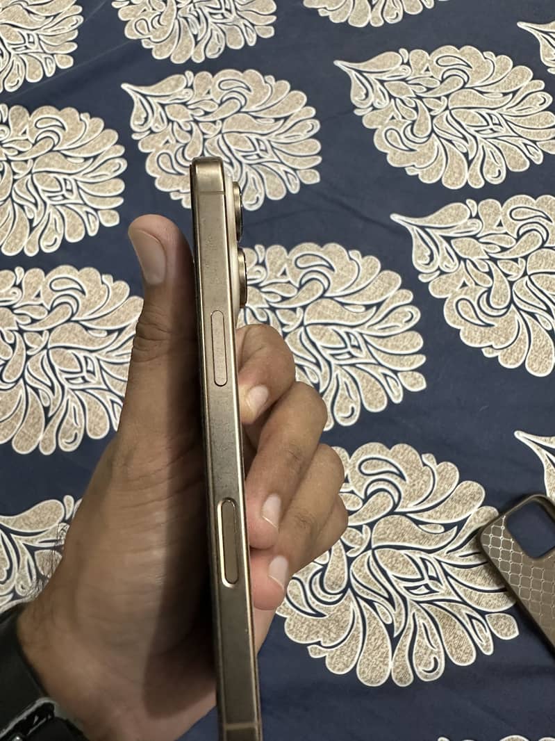 Apple iPhone 16 Pro 4