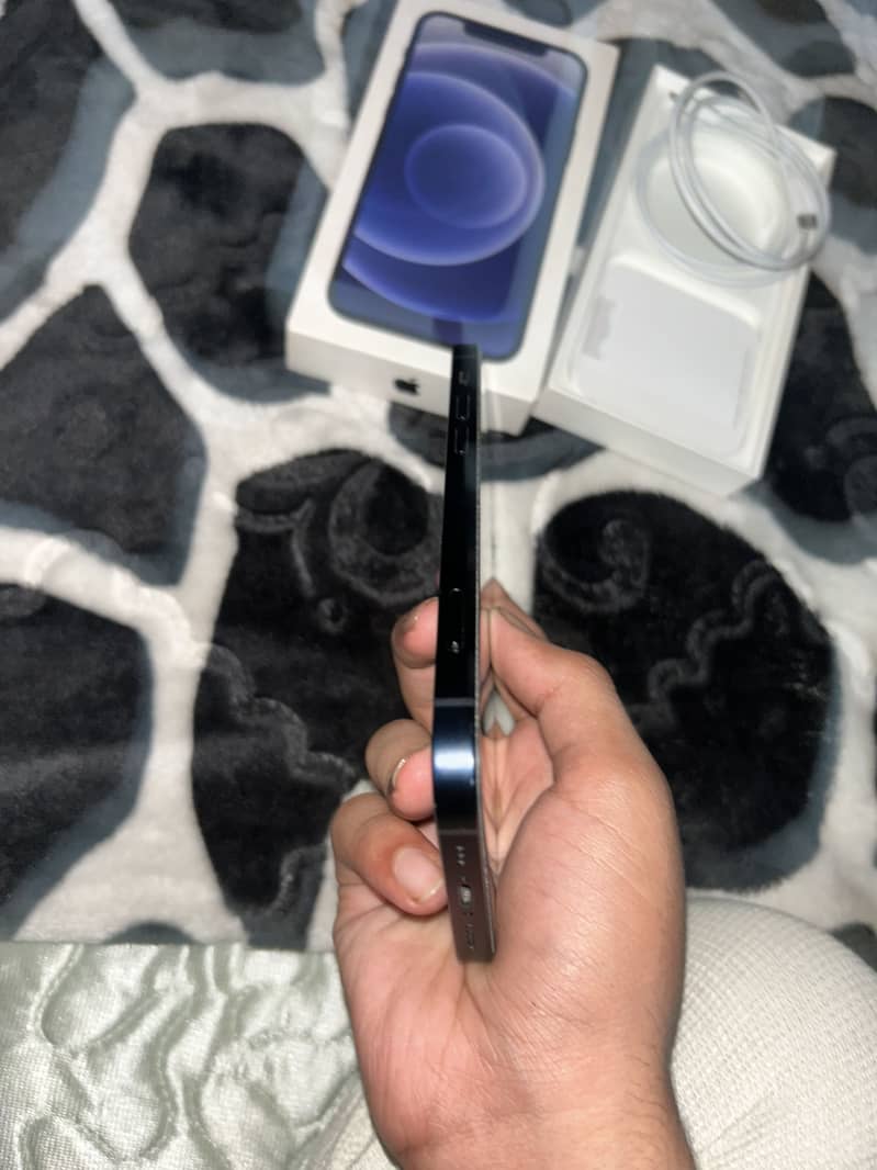 Apple iPhone 12 4